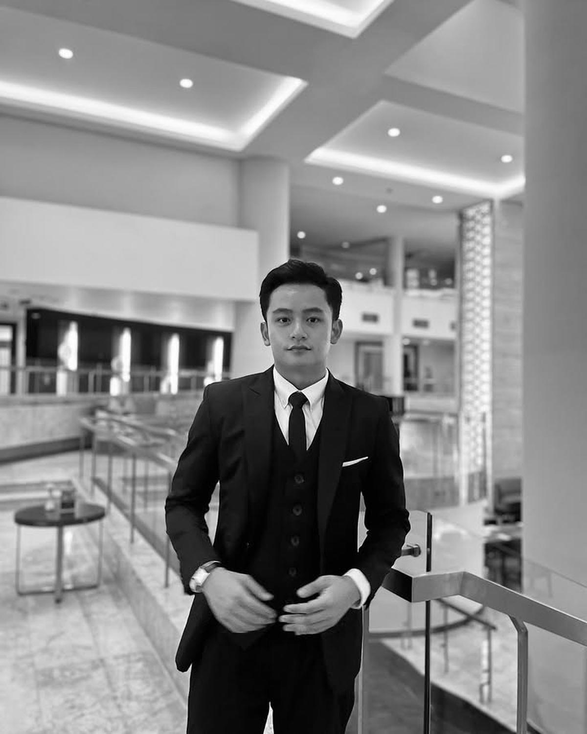 Bukan dengan Lyodra, 7 Potret Randy Martin Kondangan Bareng Sosok Tersayang Ini - Tampil Formal Pakai Setelan Jas