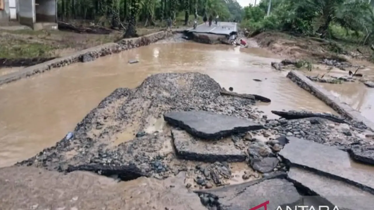 Banjir di Aceh sebabkan aspal terkelupas