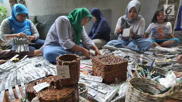 Kerajinan Anyaman Koran Bekas