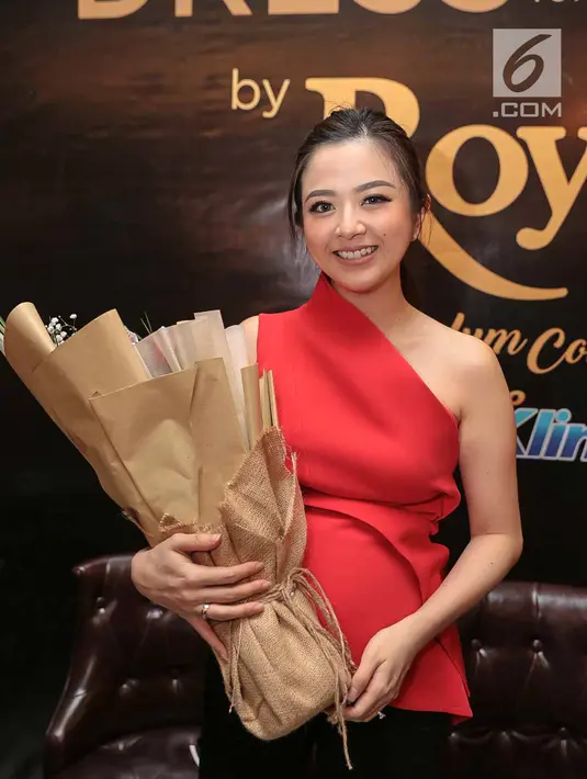 Artis Franda mengumbar senyum saat berpose usai acara media talkshow "Dress for Love" di Jakarta, Rabu (14/2). Franda mengaku sempat tak nafsu makan saat empat bulan kehamilan. (Liputan6.com/Faizal Fanani)