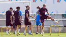 Bek Barcelona Ronald Araujo (kanan) dan timnya menghadiri sesi latihan menjelang duel melawan Benfica di Joan Gamper di Sant Joan Despi, Selasa (28/9/2021). Barcelona akan menghadapi Benfica dalam laga fase Grup E Liga Champions pada Kamis dini hari WIB, 30 September mendatang. (Josep LAGO / AFP)