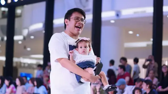 Sudah Jadi Ayah, Ini 6 Momen Zidan 'Lorong Waktu' Momong Anak