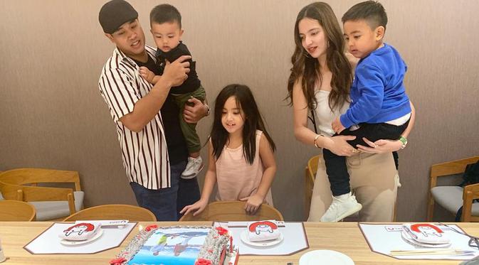 Nia Ramadhani dan Ardi Bakrie merayakan anniversary pernikahan yang ke-9. (dok. Instagram @ramadhaniabakrie/https://www.instagram.com/p/BvtkEvSA9US/Putu Elmira)