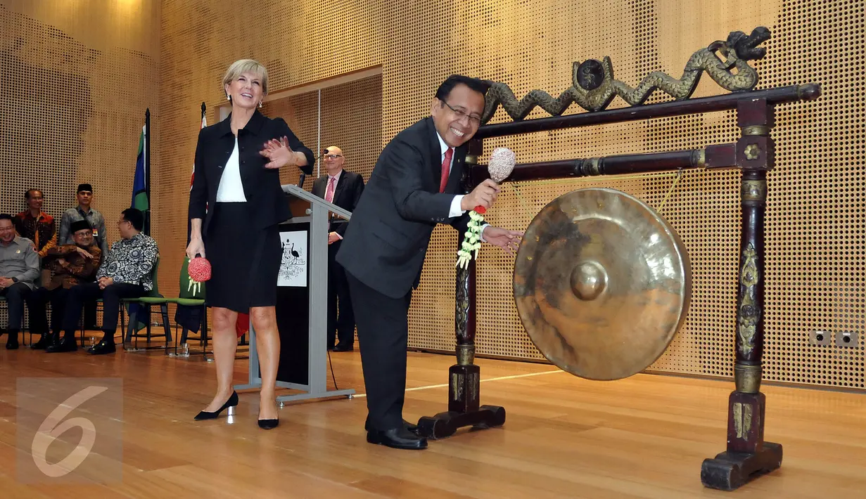 Menteri Sekertaris Negara, Praktikno ditemani Menteri Luar Negeri Australia, Julie Bishop saat meresmikan Kedutaan Besar Australia yang baru di Jalan Patra, Kuningan, Jakarta, Senin (21/3/2016). (Liputan6.com/JohanTallo)