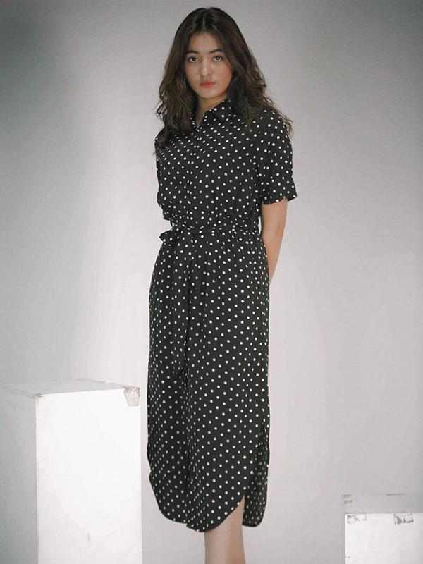 Pakai outfit apa saja selalu fashionable dan kece. Nama Mawar Eva de Jongh makin bersinar dengan memenangkan ajang Miss Celebrity 2015. (Liputan6.com/IG/@mawar_eva)
