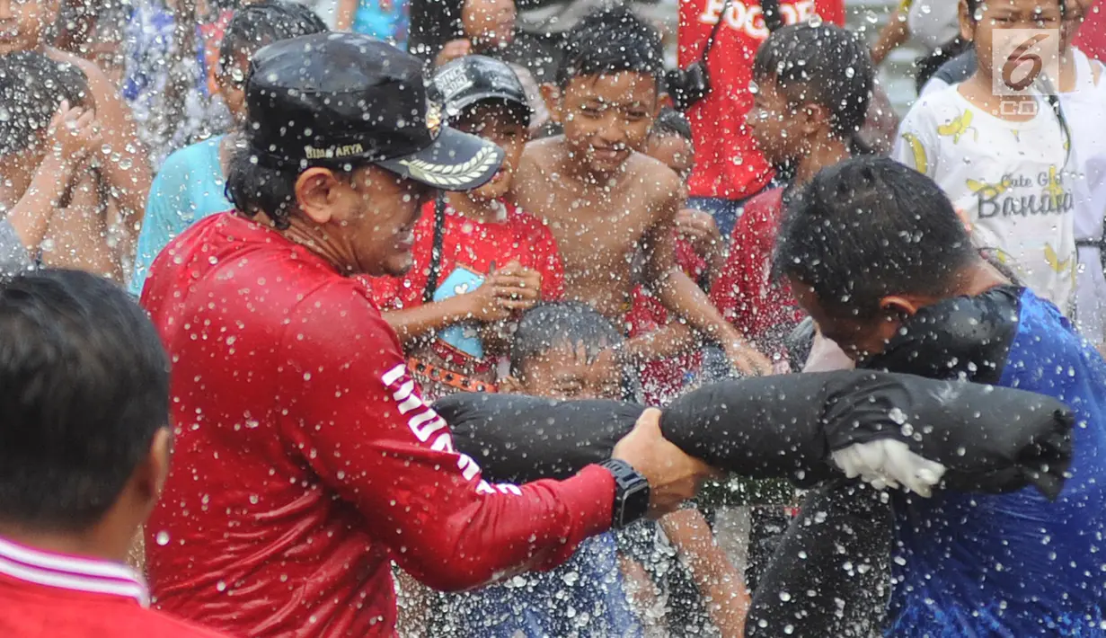 Wali Kota Bogor Bima Arya Sugiarto saat mengikuti perlombaan gebuk bantal  di Katulampa, Bogor (17/8). Beragam loma diikuti warga dalam kegiatan Pesta Rakyat memeriahkan HUT Ke73 Republik Indonesia.(merdeka.com/ arie basuki)