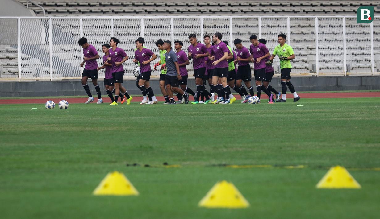 Pemain Timnas Indonesia U-23 melakukan pemanasan saat latihan untuk persiapan SEA Games 2021 di Stadion Madya, Senayan, Jakarta, Selasa (12/04/2022) sore WIB. Skuat Garuda Muda rencananya akan berlaga di Hanoi pada 6-22 Mei 2022. (Bola.com/Bagaskara Lazuardi)