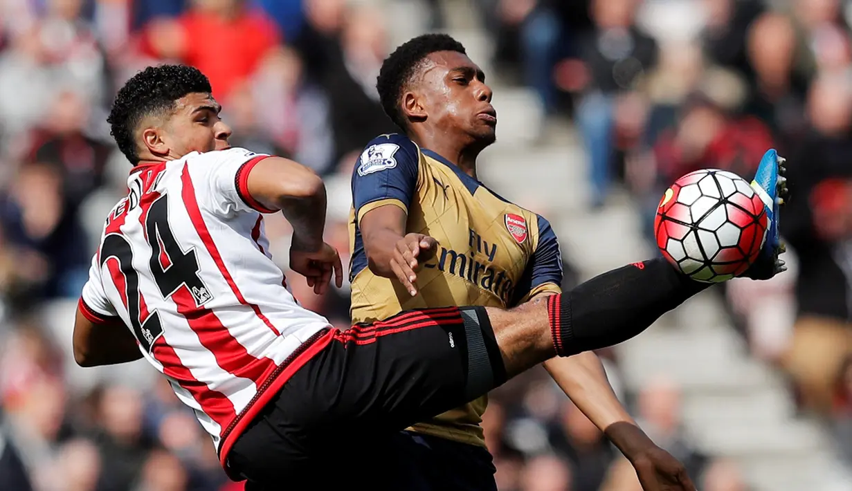 Pemain Arsenal, Alex Iwobi, berebut bola dengan pemain Sunderland, DeAndre Yedlin, dalam laga Liga Inggris di Stadium of Light, Sunderland, Minggu (24/4/2016) malam WIB. (Reuters/Phil Noble)