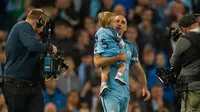 Bek Manchester City, Pablo Zabaleta, menggendong anaknya usai pertandingan Liga Inggris melawan West Bromwich Albion di Stadion Etihad, Selasa, (16/05/2017). Zabaleta resmi pamit dari klub Manchester City. (EPA/Peter Powell)