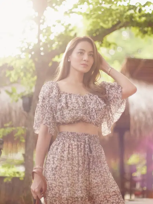 Terakhir, ada presenter cantik Chantal Della Concetta yang juga berstatus sebagai single parent. Di akun Instagramnya, Chantal pun tak terlihat mengunggah sosok anaknya, Nathaniel Trevor Lazuardi dan Mazel Peach Lazuardi. (Instagram/chantaldellaconcetta)
