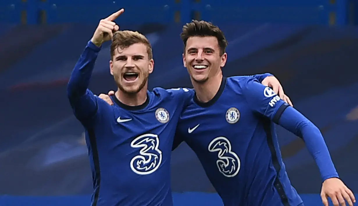 Striker Chelsea, Timo Werner, merayakan gol yang dicetaknya ke gawang Southampton pada laga lanjutan Liga Inggris di Stamford Brigde, Sabtu (17/10/2020) malam WIB. Chelsea bermain imbang 3-3 atas Southampton. (AFP/Mike Hewitt/pool)