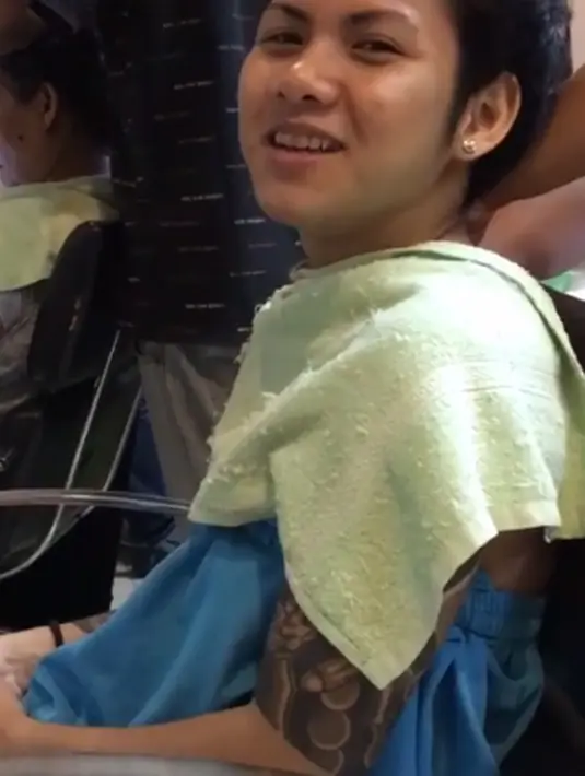 Tak hanya itu saja, Aming dan Evelyn pun sempat mengunggah video yang sangat romantis. Aming yang memaksa memangil Evelyn ketika sedang pijat di salon. (instagram/Bintang.com)