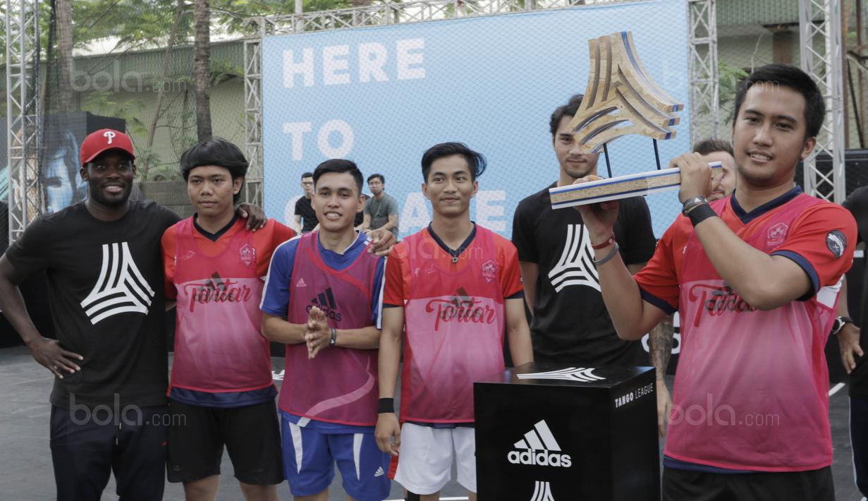 Pemain Persib, Michael Essien menghadiri turnamen Adidas Tango League di Senayan City, Jakarta, Minggu (13/8/2017). Acara ini merupakan bagian dari peluncuran sepatu anyar Adidas. (Bola.com/M Iqbal Ichsan)