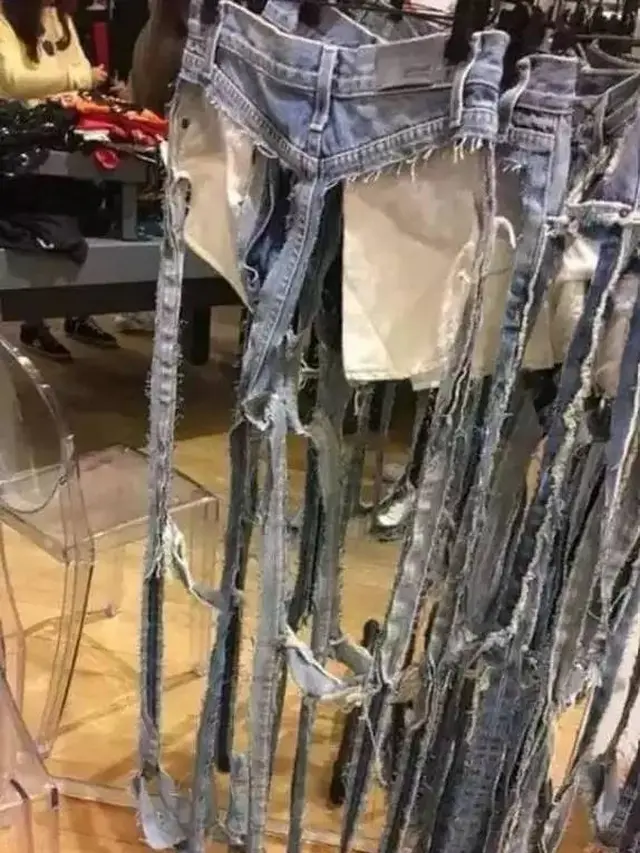 7 Potret Celana Jeans Nyeleneh dengan Model Tak Biasa Ini Bikin Geleng Kepala
