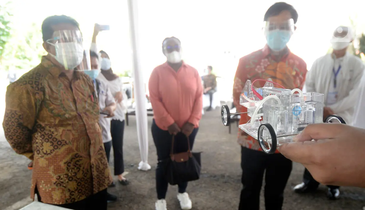 Peneliti dari LIPI Deni Shidqi menunjukan kendaraan berbahan bakar hidrogen (mobil hidrogen) atau Fuel Cell kepada anggota Komisi VII DPR, Tifatul Sembiring saat kunjungan ke Puspitek Serpong, Tangerang Selatan, Banten, Senin (14/12/2020). (merdeka.com/Dwi Narwoko)