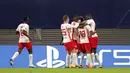 Wasit Szymon Marciniak menunjukkan kartu merah kepada pemain Paris Saint-Germain Presnel Kimpembe saat menghadapi RB Leipzig pada pertandingan Grup H Liga Champions di RB Arena, Leipzig, Jerman, Rabu (4/11/2020). RB Leipzig menang 2-1. (AP Photo/Michael Sohn)