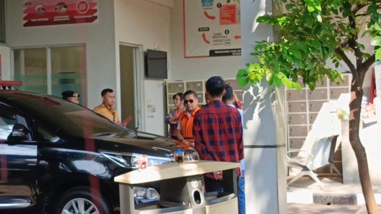 Hasto Kristiyanto Keluar Rutan KPK Usai Dapat Amnesti Prabowo, Pakai Rompi Oranye dan Tangan Masih Diborgol