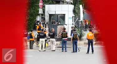 Sejumlah Personil kepolisian saat melakukan penyelidikan di lokasi pos pol sarinah, Jakarta, Kamis, (14/1/2016). Beberapa ledakan dan suara senjata api terjadi di pusat ibukota. (Liputan6.com/Yudha Gunawan)