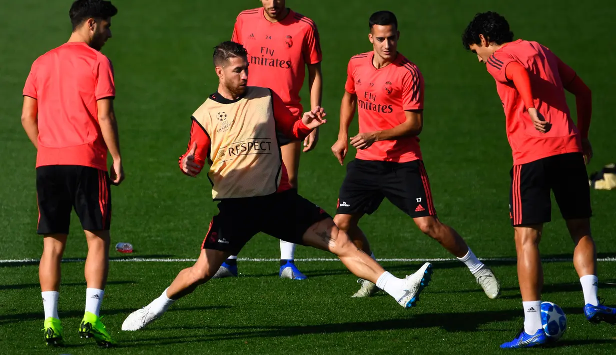 Bek Real Madrid, Sergio Ramos berusaha merebut bola saat mengikuti sesi pelatihan tim di Valdebebas, Spanyol (22/10). Madrid akan bertanding melawan FC Viktoria Plzen pada lanjutan grup G Liga Champions. (AFP Photo/Gabriel Bouys)
