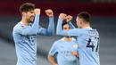 Bek Manchester City, John Stones (kiri) melakukan selebrasi dengan gelandang Phil Foden usai mencetak gol ketiga timnya ke gawang Crystal Palace dalam laga lanjutan Liga Inggris 2020/21 di Etihad Stadium, Minggu (17/1/2021). Manchester City menang 4-0 atas Crystal Palace. (AFP/Clive Brunskill/Pool)