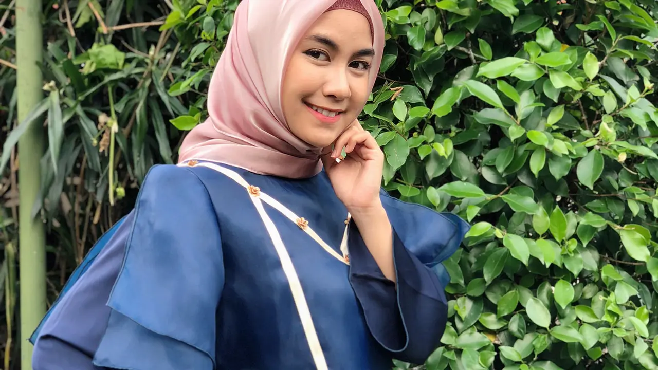 [Bintang] Hati Adem, Gaya 5 Seleb Berhijab Ini Bikin Jatuh Hati
