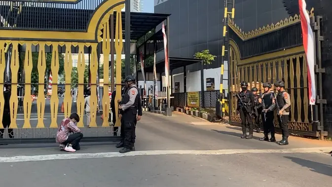 Brimob Bersenjata Siaga di Polda Metro Jaya