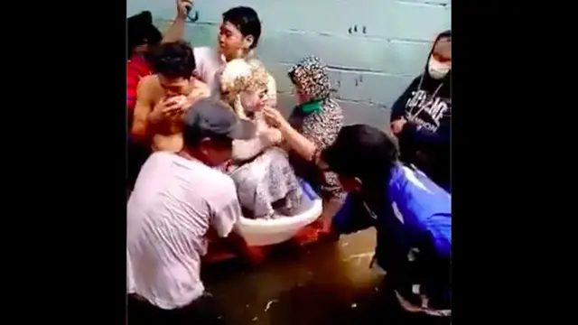 Demi ke KUA, Pengantin Wanita Naik Bak Mandi Bayi untuk Terobos Banjir