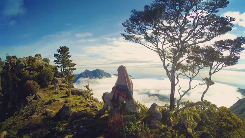 Gunung Lompobattang di Sulawesi memiliki ketinggian 2.874 mdpl