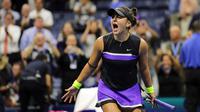 Petenis Kanada, Bianca Andreescu meluapkan kegembiraan seusai mengalahkan petenis Swiss, Belinda Bencic pada babak semifinal AS Terbuka di Arthur Ashe Stadium, Kamis (6/9/2019). Petenis berusia 19 tahun itu mengamankan tiket ke final AS Terbuka dengan skor 7-6 (7-3) dan 7-5. (AP/Charles Krupa)