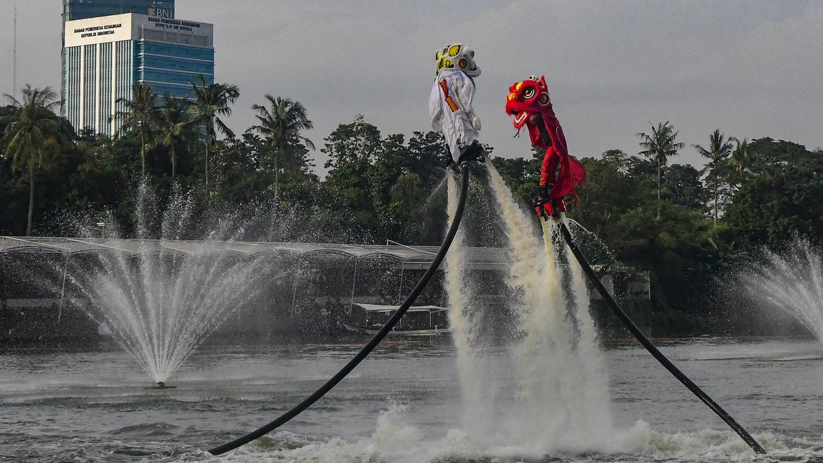 Atraksi Barongsai Menari di Atas Air Hibur Pengunjung Senayan Park