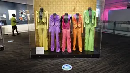 Setelan yang dikenakan oleh The Jackson 5 dipajang saat orang mengunjungi Grammy Museum pada hari pertama dibuka kembali di Los Angeles, Jumat (21/5/2021). Mulai 15 Juni, California akan mencabut sebagian besar pembatasan pandemi, termasuk jarak sosial dan penggunaan masker. (Frederic J. BROWN/AFP)