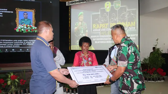 Sabtu, 4 Maret 2023, Kepala Kantor Cabang ASABRI Jayapura Charlis Belson menghadiri upacara pemakaman anggota Babinsa diserang KKB