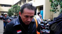 Polda Metro Jaya melakukan pemeriksaan kepada 7 saksi terkait kasus dugaan korupsi pengadaan UPS pada APBD 2014 DKI Jakarta, Senin (9/3/2015). Tampak salah satu saksi berjalan menuju ruang pemeriksaan (Liputan6.com/Yoppy Renato) 