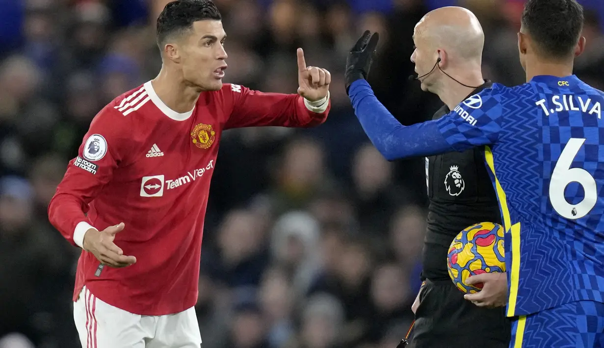 Penyerang Manchester United, Cristiano Ronaldo berbicara kepada Wasit Anthony Taylor pada pertandingan lanjutan Liga Inggris di di stadion Stamford Bridge, London, Senin (29/11/2021). Hasil imbang membuat MU masih tertahan di peringkat 8 klasemen dengan 18 poin. (AP Photo/Kirsty Wigglesworth)
