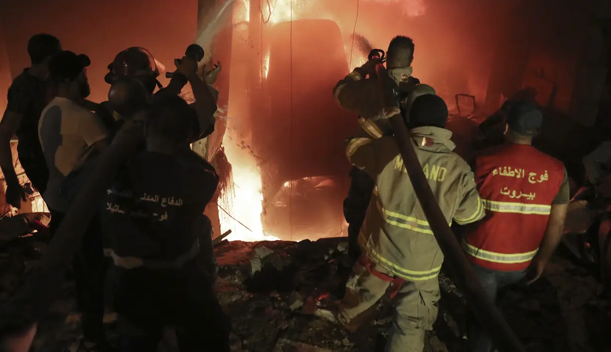 Petugas pemadam kebakaran memadamkan api di sebuah gedung setelah tangki bahan bakar meledak di lingkungan Tariq al-Jdide di Beirut (9/10/2020). Sedikitnya empat orang dan melukai 20 lainnya akibat musibah tersebut. (AP Photo/Bilal Hussein)