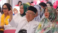 Cawapres nomor urut 1 Ma'ruf Amin didampingi istri, Wuri Estu Handayani mengangkat jari telunjuk saat menghadiri deklarasi dukungan dari Perempuan Indonesia untuk Joko Widodo-KH Ma'ruf Amin (P-IJMA) di Jakarta, Sabtu (22/9). (Liputan6.com/Herman Zakharia)