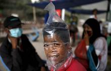 Warga Karo beraktivitas pakai masker di tengah letusan Sinabung