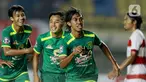 Pemain Persebaya Surabaya, Ady Setiawan (kedua kanan), melakukan selebrasi usai mencetak gol ke gawang Madura United pada laga Piala Menpora 2021 di Stadion Si Jalak Harupat, Bandung, Minggu (28/3/2021). Persebaya Surabaya menang 2-1. (Bola.com/M Iqbal Ichsan)