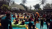 Ribuan pengunjung nampak berdesakan berebut tempat di wahana ombak buatan area wisata air hangat Sabda Alam, Cipanas Garut, Jawa Barat (Liputan6.com/Jayadi Supriadin)