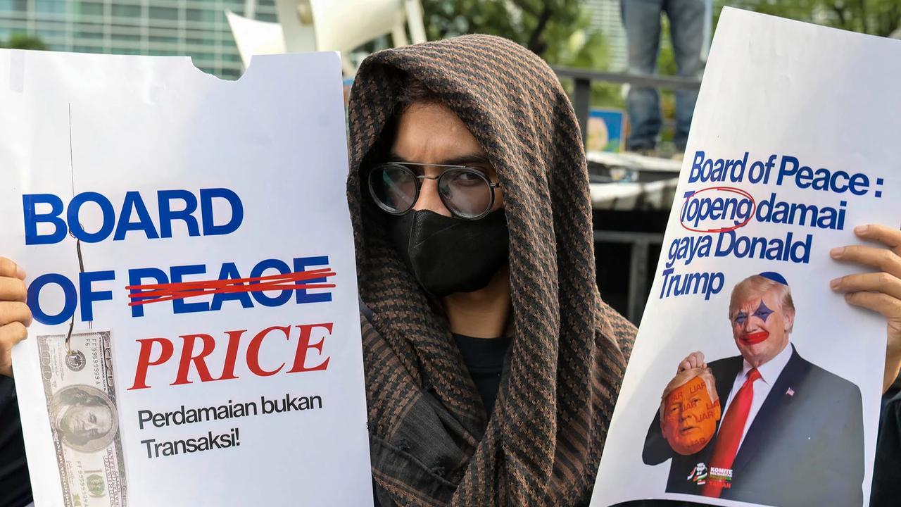 FOTO: Mahasiswa Gelar Aksi di Depan Kedubes AS Tolak Dukungan Board of Peace dan Kecam Serangan ke Iran