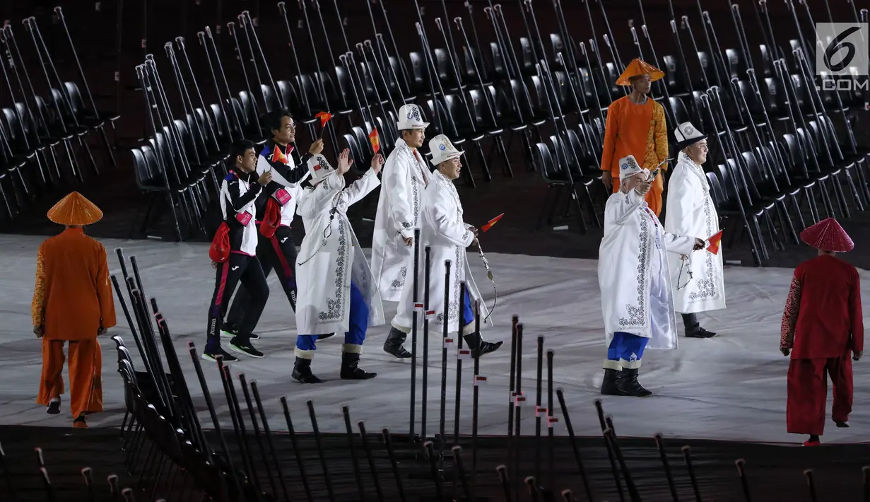 Atlet Para Games dari berbagai negara melakukan defile saat pembukaan Asian Para Games 2018 di Stadion Utama Gelora Bung Karno, Jakarta, Sabtu (6/10). Asian Para Games 2018 berlangsung 6-13 Oktober. (Liputan6.com/Helmi Fithriansyah)