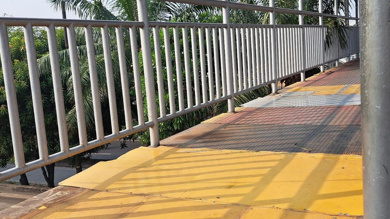Dia menduga, pelat tersebut diambil oleh pemulung sekitar yang kerap bermobilisasi di malam hari di sana. Sebab, di sekitar JPO itu ketika malam hari sudah sepi dan tak ada aktivitas yang ramai.