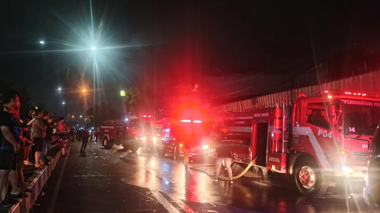 Korslet Listrik Diduga Jadi Pemicu Kebakaran Gudang Besi Tua di Soetta Bandung