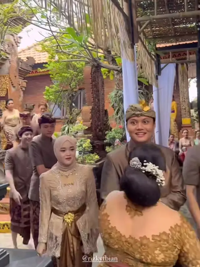 Putri Delina Berhijab di Upacara Mepamit Mahalini dan Rizky Febian