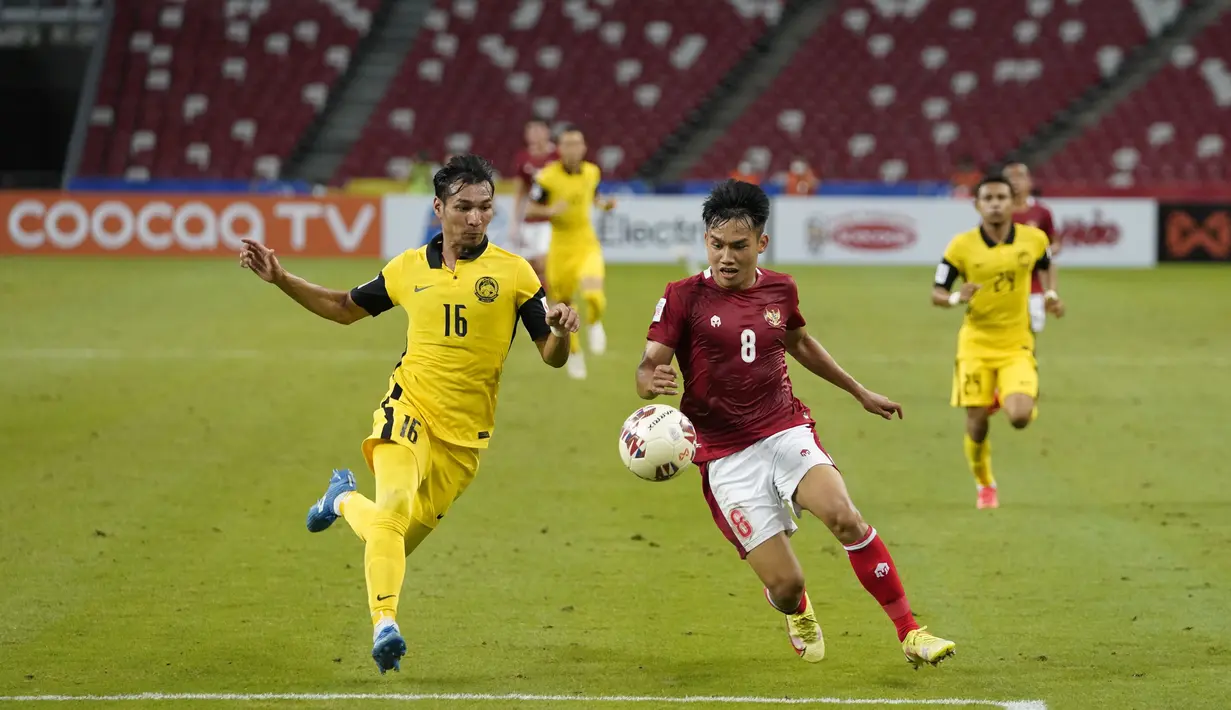 Gelandang Timnas Indonesia, Witan Sulaeman, mendapatkan pengawalan dari bek Malaysia, Rizal Ghazali, pada laga Grup B Piala AFF 2020. (dok. AFF)