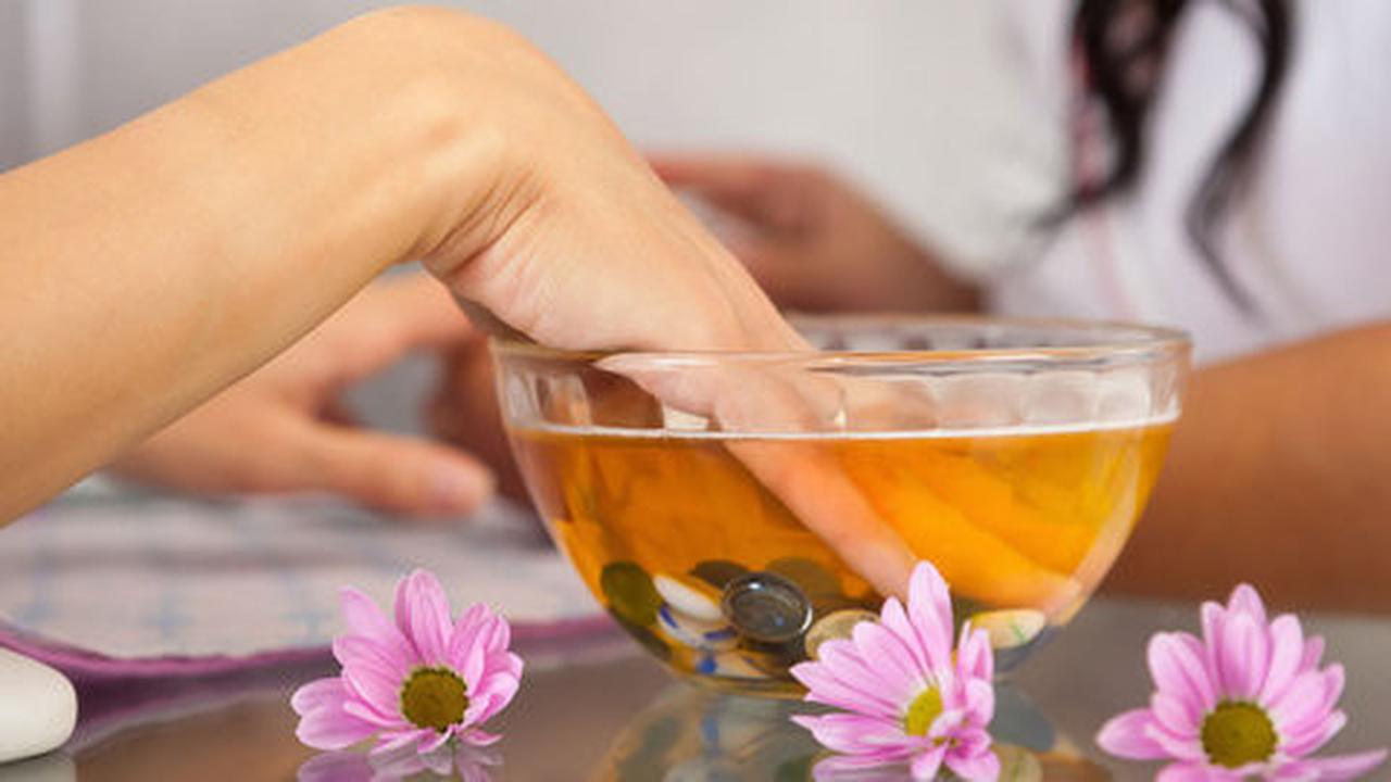 Yuk, coba hot oil manicure untuk kuku sehat dan cantik