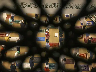 Umat Muslim melaksanakan sholat Tahajud selama Malam Lailatul Qadar pada bulan suci Ramadhan di Masjid Naif di Dubai (5/5/2021). Malam Lailatul Qadar di mana Alquran pertama kali diturunkan kepada Nabi Muhammad. (AFP/Karim Sahib)