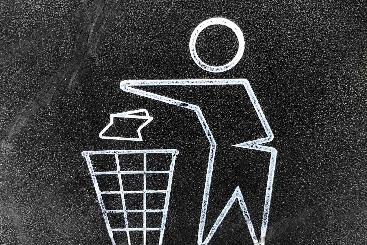 Ilustrasi buang sampah pada tempatnya/dok. unsplash Gary