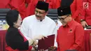 Ketua Umum PDIP Megawati Soekarno Putri (kiri) usai menyerahkan surat rekomendasi pada Pasangan Cagub-Cawagub Jawa Timur, Saifullah Yusuf (baju putih) dan Abdullah Azwar Anas usai ditetapkan di Jakarta, Minggu (15/10). (Liputan6.com/Helmi Fithriansyah)