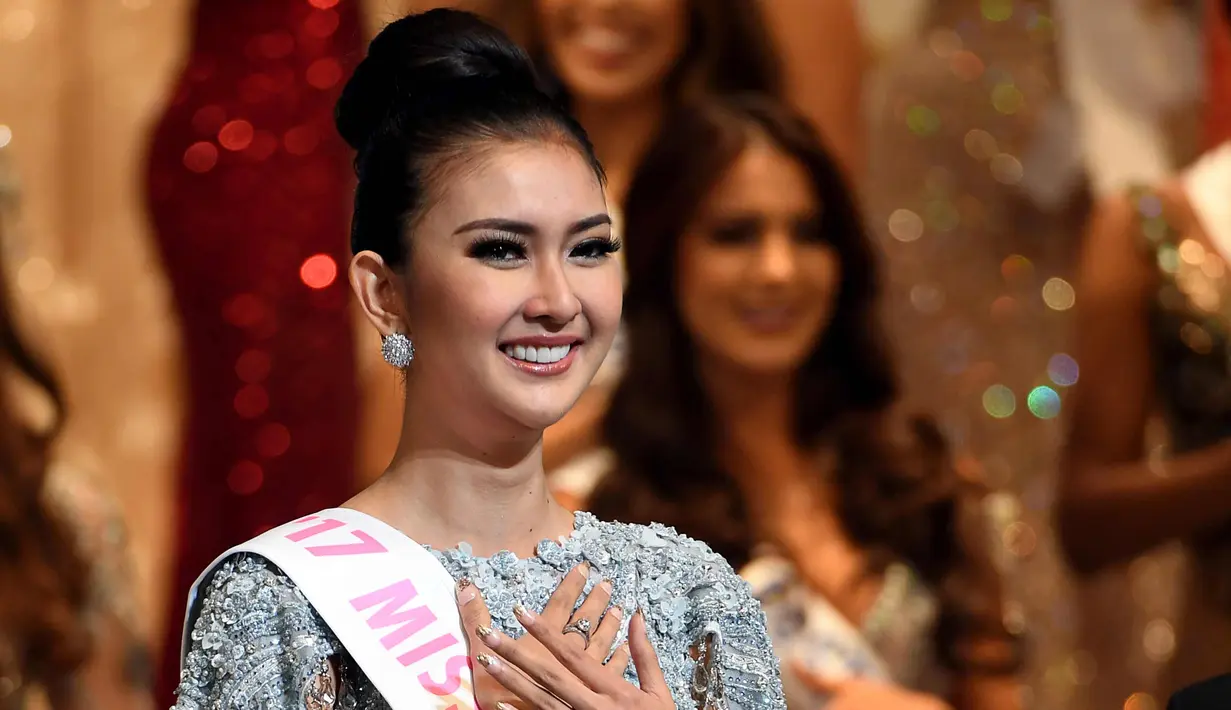 Kontestan asal Indonesia, Kevin Lilliana tersenyum saat dinobatkan sebagai Miss International 2017 selama final Miss International Beauty Pageant di Tokyo, Jepang (14/11). (AFP Photo/Toshifumi Kitamura)
